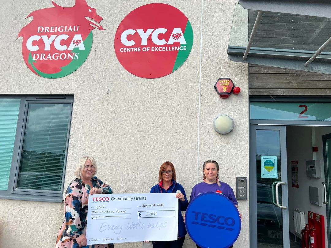 Anette Kelly, Lisa from Tesco, volunteer Carrie Howell with the cheque for £1,000.
